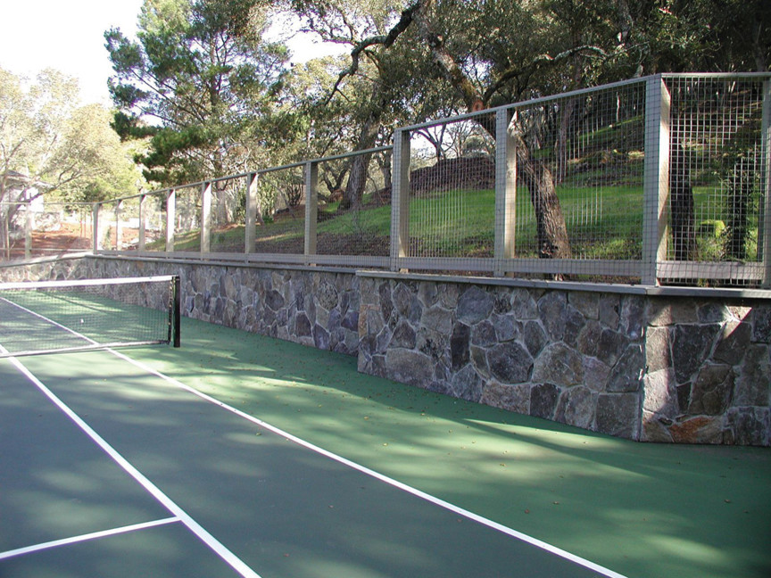 Esempio di un ampio campo sportivo esterno esposto a mezz'ombra dietro casa con pavimentazioni in cemento