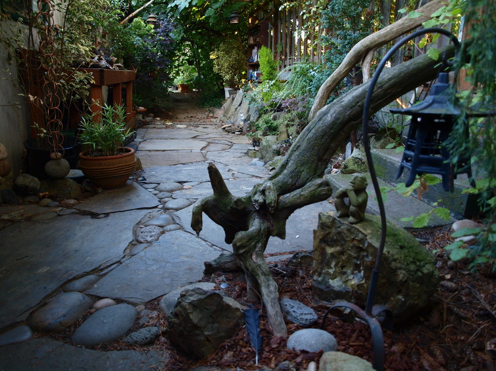 Mittelgroßer, Schattiger Asiatischer Gartenweg im Frühling, neben dem Haus mit Natursteinplatten in Portland