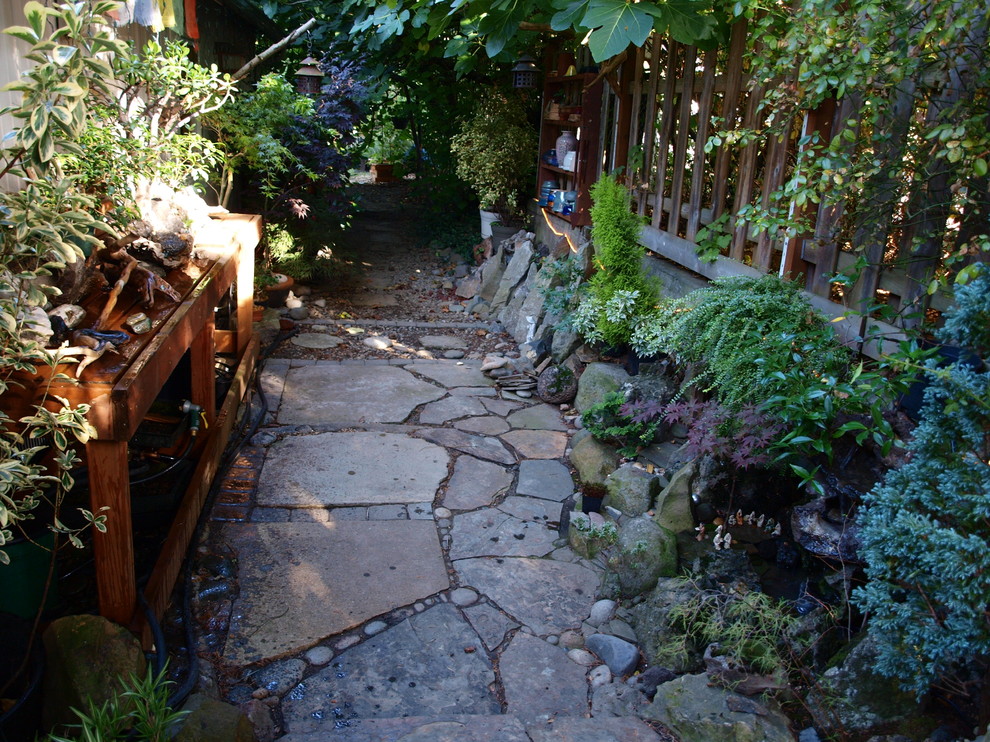 Inspiration pour un jardin latéral asiatique de taille moyenne et au printemps avec une exposition ombragée et des pavés en pierre naturelle.
