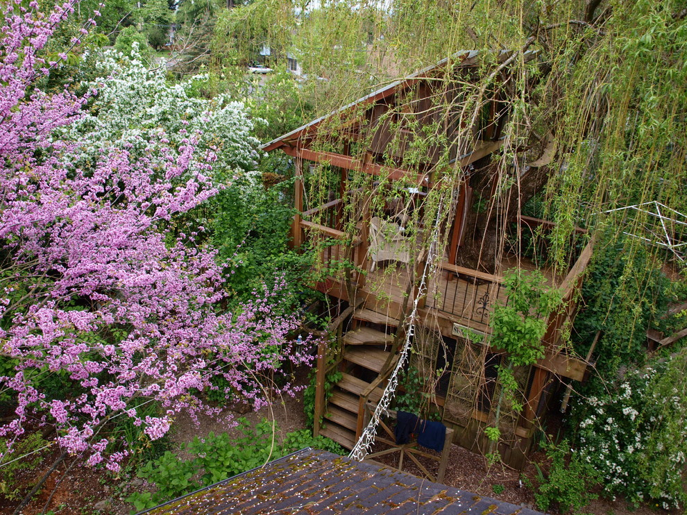 Immagine di un giardino etnico esposto a mezz'ombra di medie dimensioni e dietro casa in primavera con pavimentazioni in pietra naturale