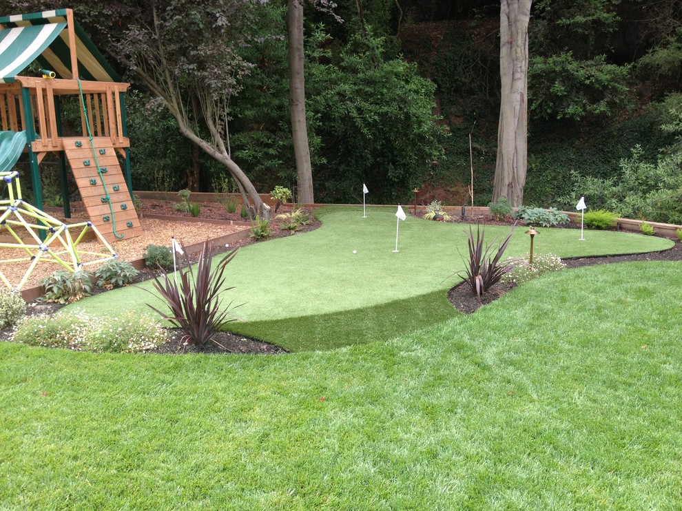 Immagine di un giardino xeriscape design esposto in pieno sole di medie dimensioni e dietro casa con uno spazio giochi e pacciame
