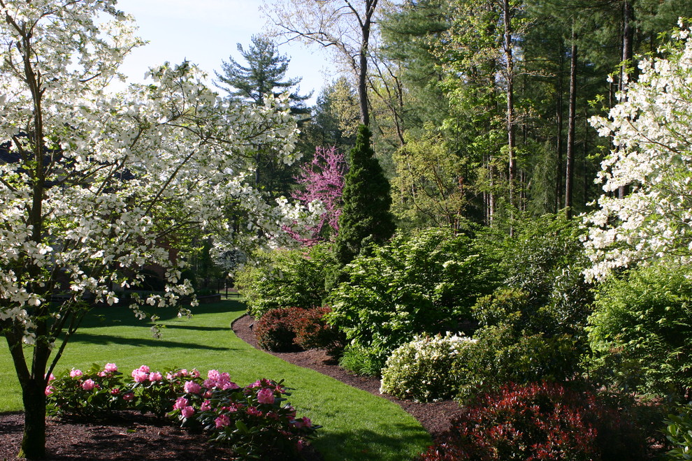Foto di un grande giardino formale minimal esposto a mezz'ombra davanti casa in primavera con un ingresso o sentiero e pavimentazioni in mattoni