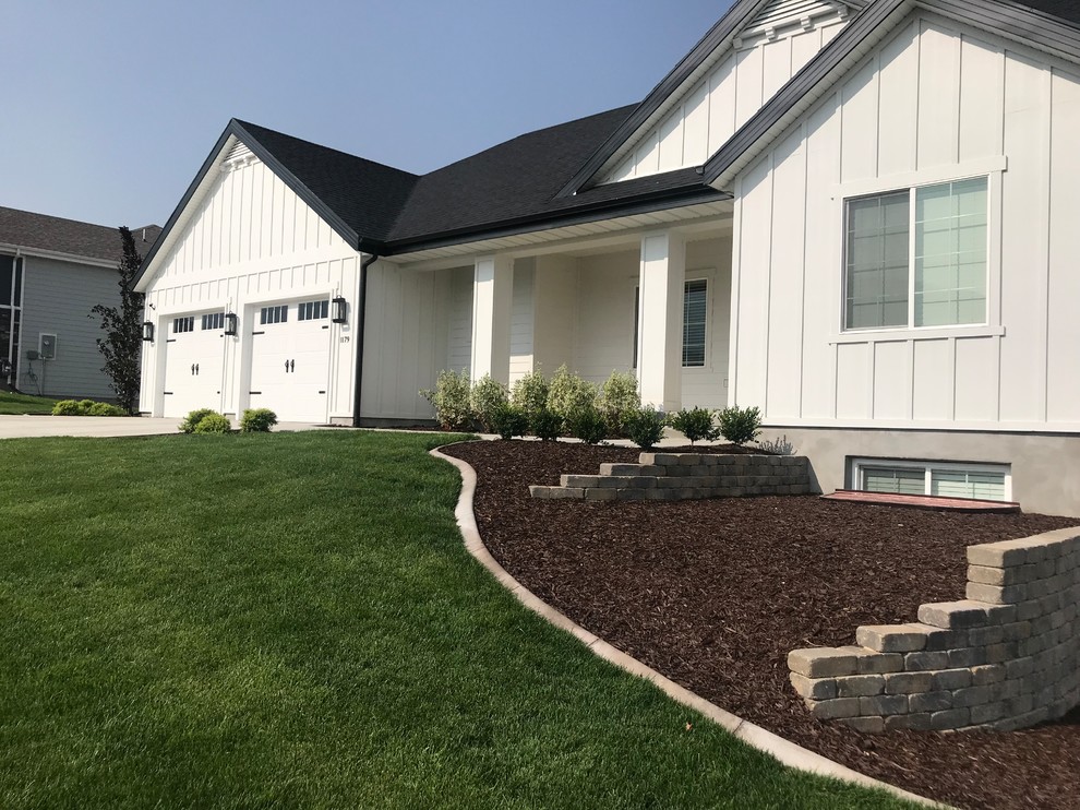 Medium sized rural front full sun garden in Salt Lake City with a rockery and mulch.