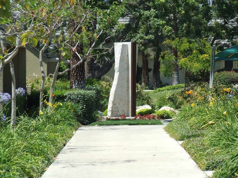 Пример оригинального дизайна: летний регулярный сад среднего размера на переднем дворе в классическом стиле с садовой дорожкой или калиткой, полуденной тенью и мощением тротуарной плиткой