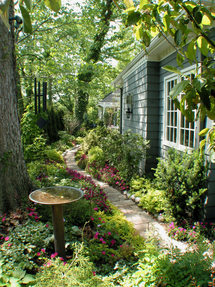 Exemple d'un jardin latéral chic avec des solutions pour vis-à-vis.