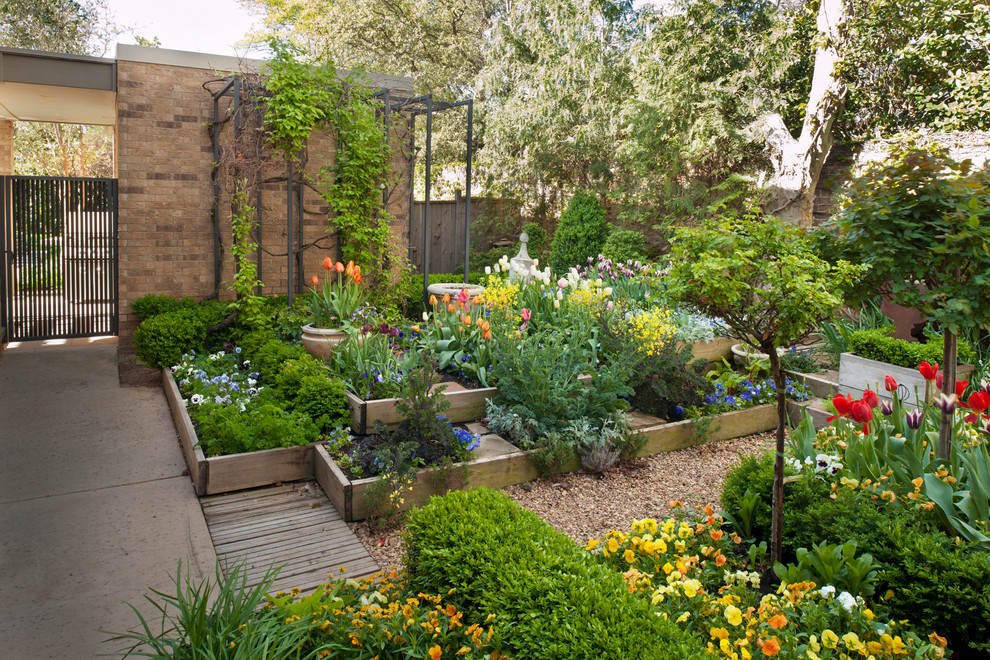 Источник вдохновения для домашнего уюта: участок и сад на внутреннем дворе в стиле неоклассика (современная классика) с высокими грядками