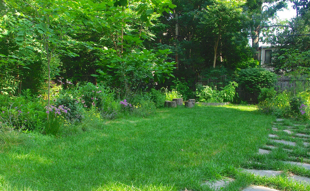 Mittelgroßer, Schattiger Moderner Gartenweg hinter dem Haus mit Natursteinplatten in New York