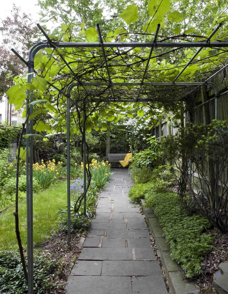 Idéer för att renovera en liten funkis bakgård i skuggan på våren, med en trädgårdsgång och naturstensplattor