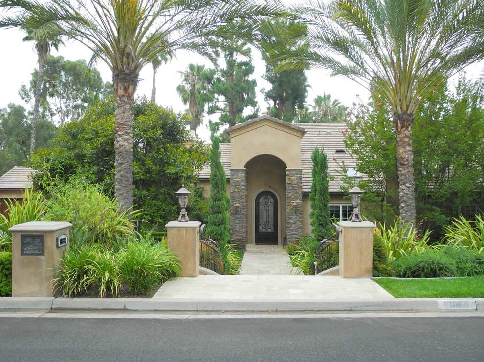 Inspiration for a medium sized mediterranean front full sun garden in Orange County with natural stone paving.