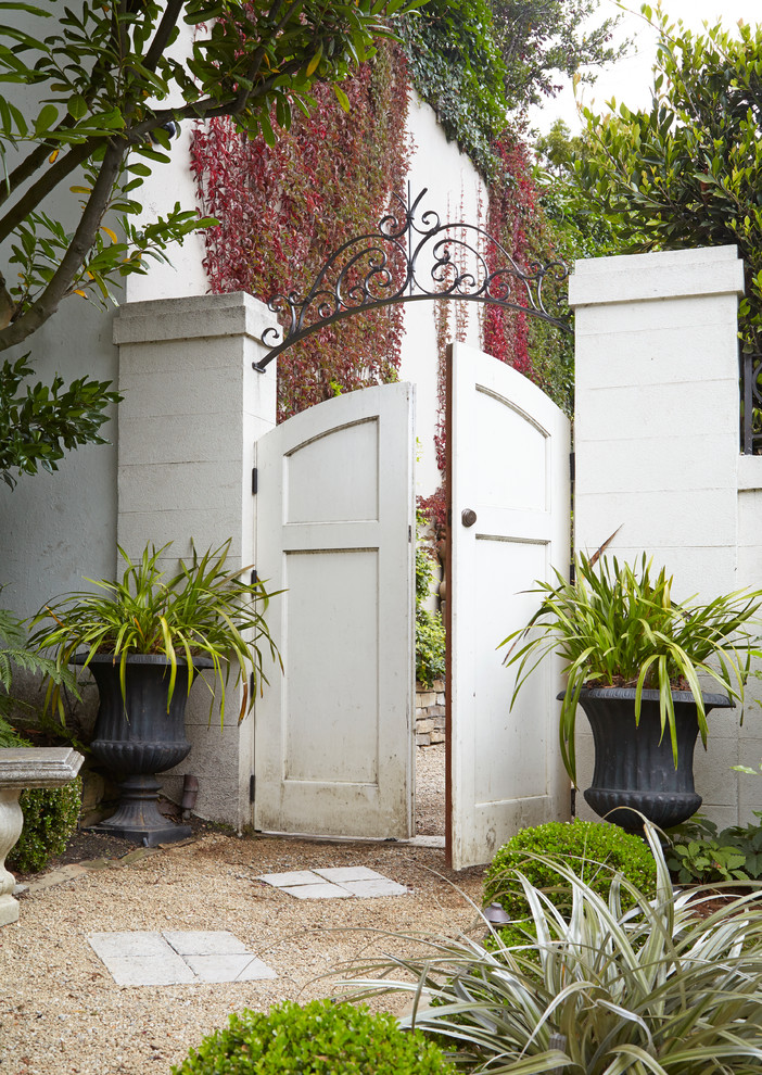 サンフランシスコにあるトラディショナルスタイルのおしゃれな庭 (コンテナガーデン、砂利舗装) の写真