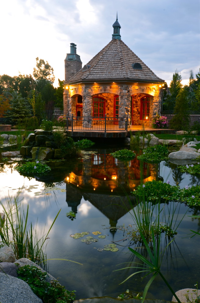 Klassischer Garten mit Wasserspiel in Salt Lake City