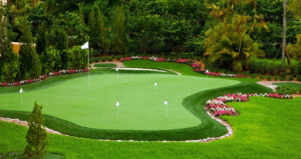 Großer, Halbschattiger Garten hinter dem Haus mit Sportplatz und Betonboden in Miami
