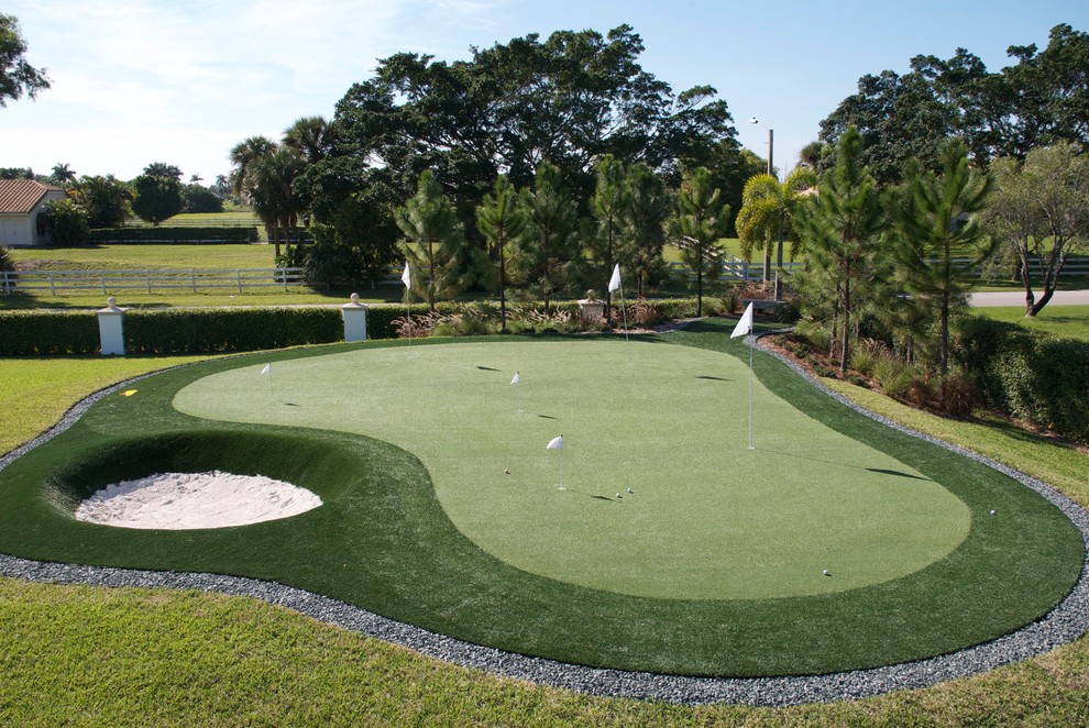 Großer, Halbschattiger Garten hinter dem Haus mit Sportplatz und Betonboden in Miami