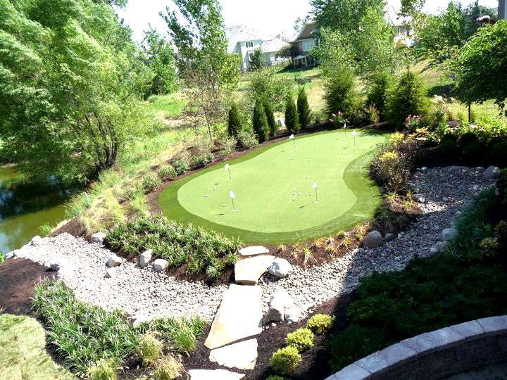 Photo of a large traditional partial sun backyard mulch landscaping in Kansas City.