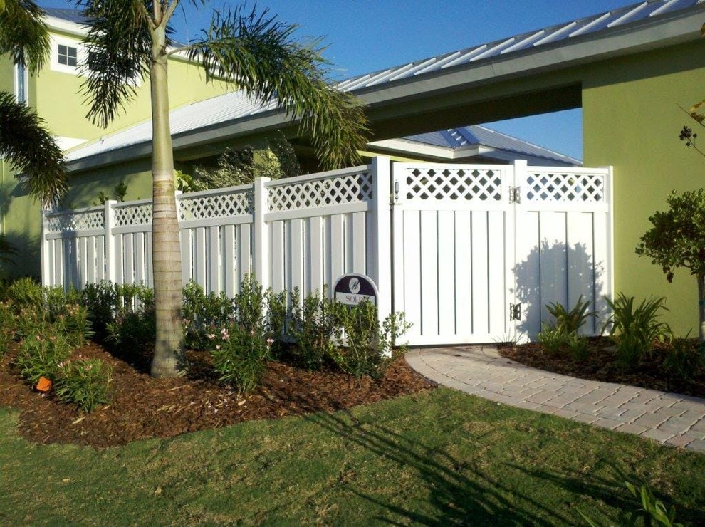 Immagine di un giardino costiero in ombra di medie dimensioni e nel cortile laterale con pavimentazioni in mattoni