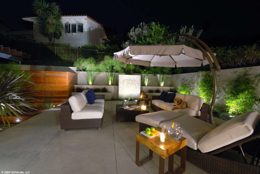 Design ideas for a modern patio in Los Angeles.
