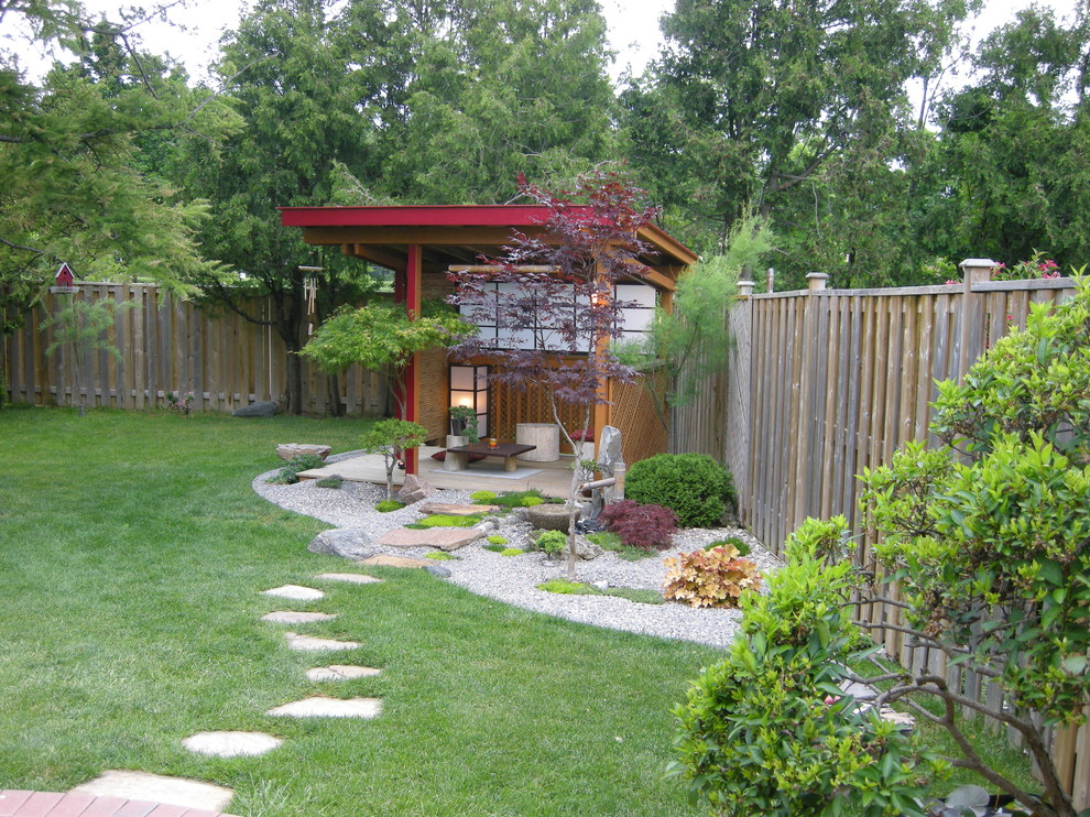 Пример оригинального дизайна: участок и сад на заднем дворе в восточном стиле с забором