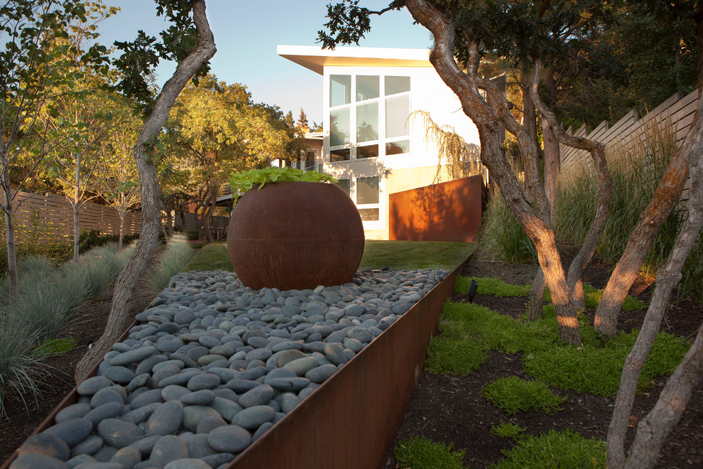Стильный дизайн: тенистый участок и сад на заднем дворе в стиле модернизм - последний тренд