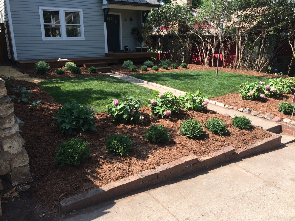 Inspiration for a small classic front full sun garden in Minneapolis with mulch.