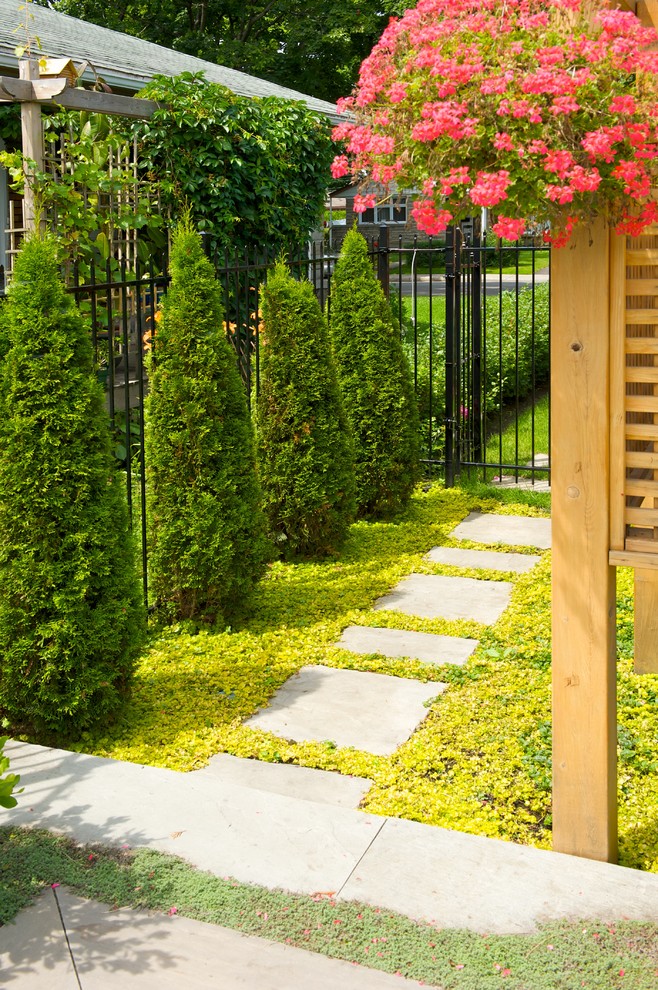 Идея дизайна: садовый фонтан среднего размера на заднем дворе в стиле шебби-шик с мощением тротуарной плиткой