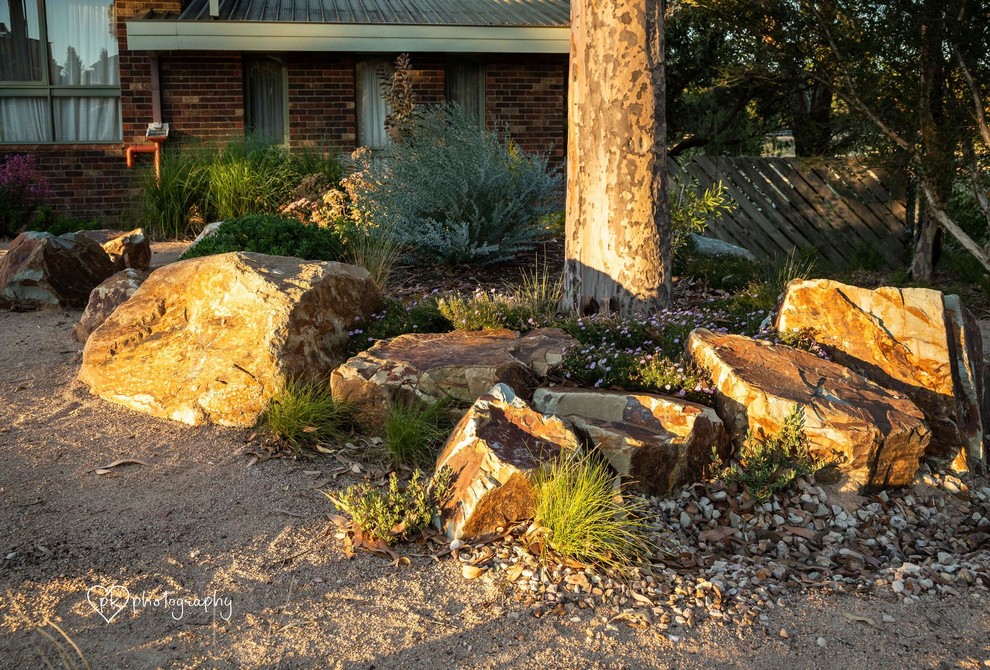 Esempio di un giardino contemporaneo esposto a mezz'ombra di medie dimensioni e davanti casa con pavimentazioni in pietra naturale