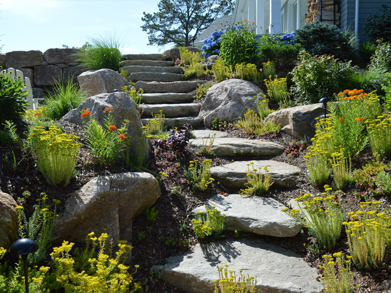 Esempio di un giardino costiero esposto in pieno sole dietro casa in estate con un ingresso o sentiero e pavimentazioni in pietra naturale