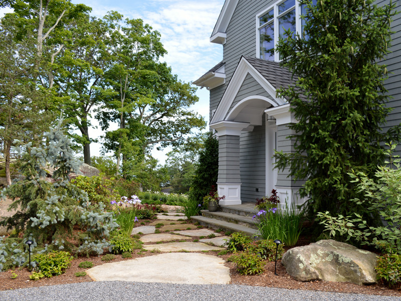 Immagine di un giardino stile marino esposto a mezz'ombra davanti casa in estate con un giardino in vaso e pavimentazioni in pietra naturale