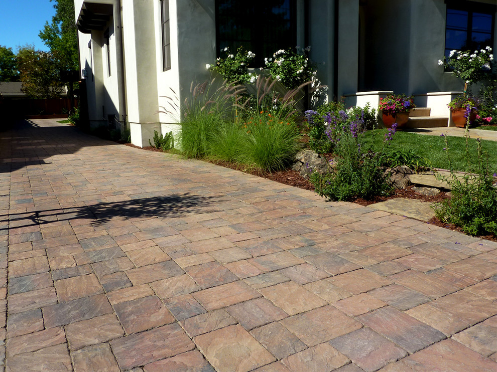 Ispirazione per un vialetto d'ingresso stile americano esposto in pieno sole dietro casa con pavimentazioni in pietra naturale
