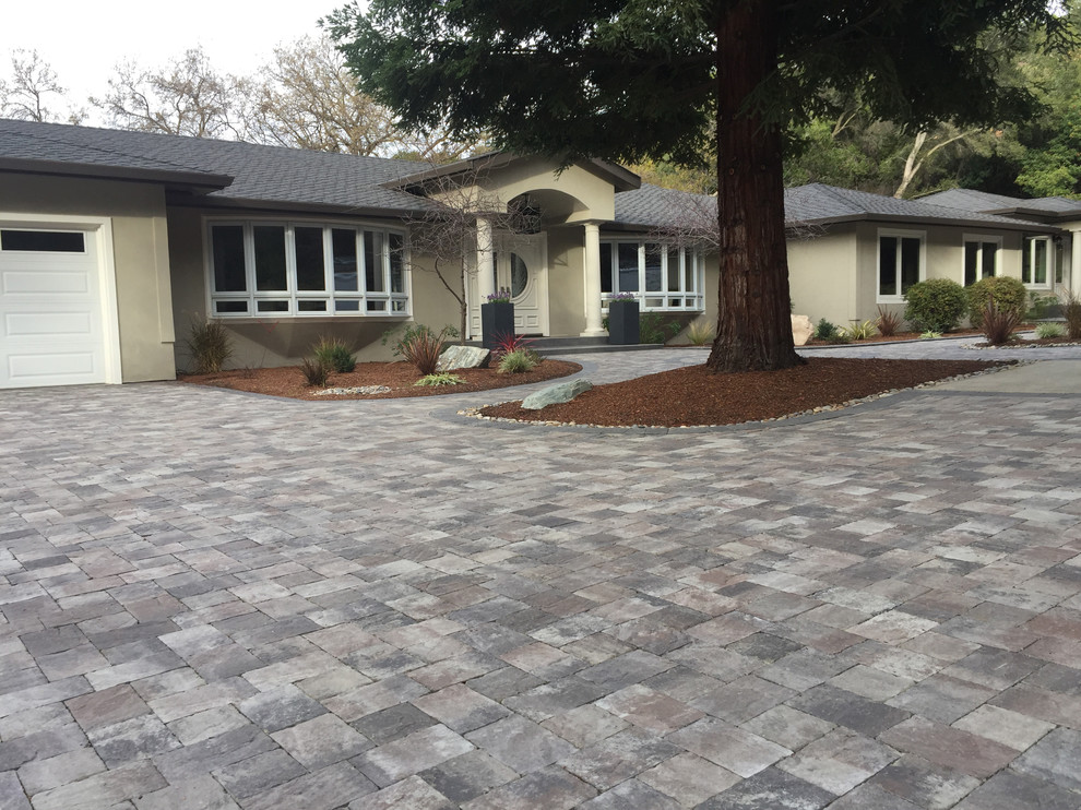 Idee per un giardino stile americano esposto in pieno sole davanti casa con pavimentazioni in pietra naturale
