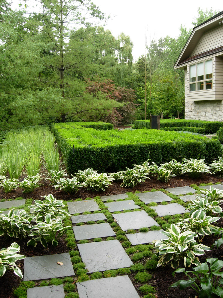 Cette image montre un jardin design avec des pavés en pierre naturelle.