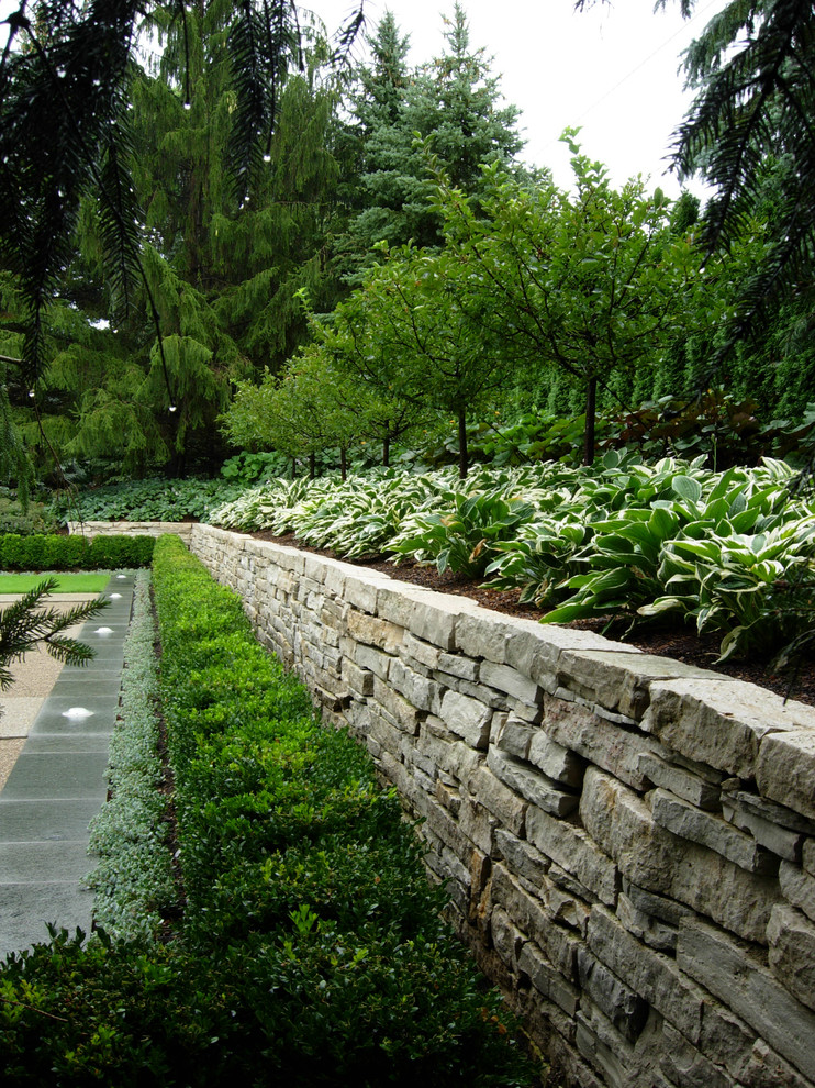 Ispirazione per un giardino classico esposto a mezz'ombra con un muro di contenimento
