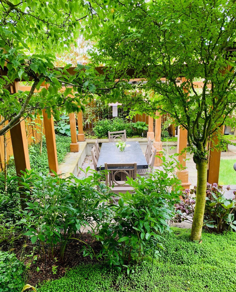 Immagine di un piccolo giardino formale chic esposto in pieno sole dietro casa con pavimentazioni in pietra naturale
