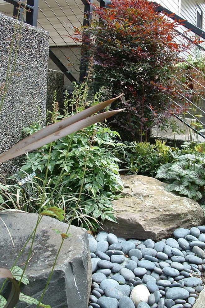 Idee per un piccolo giardino boho chic in ombra davanti casa in primavera con un focolare