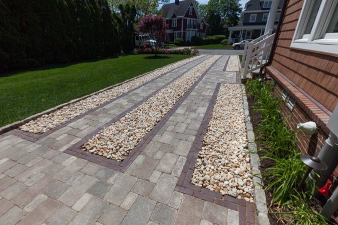 Идея дизайна: участок и сад на переднем дворе в морском стиле с подъездной дорогой и покрытием из каменной брусчатки