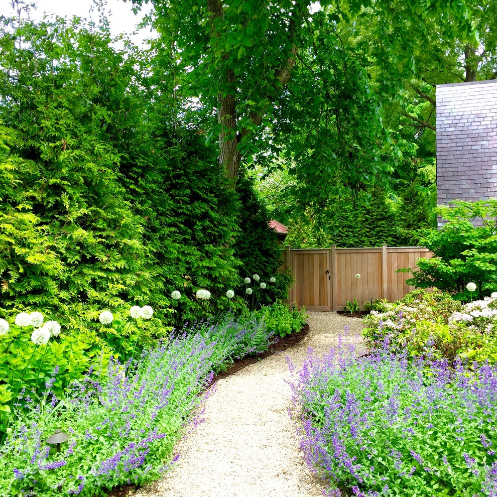 Стильный дизайн: участок и сад на боковом дворе в классическом стиле с садовой дорожкой или калиткой, покрытием из гравия и полуденной тенью - последний тренд
