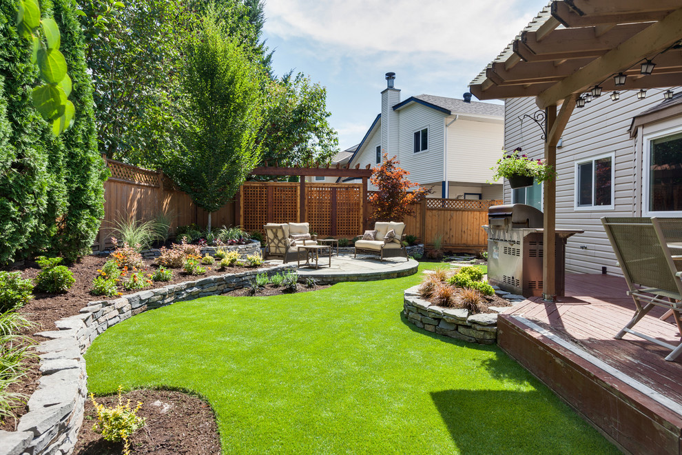 Идея дизайна: солнечный, летний регулярный сад среднего размера на заднем дворе с подпорной стенкой, хорошей освещенностью и покрытием из каменной брусчатки