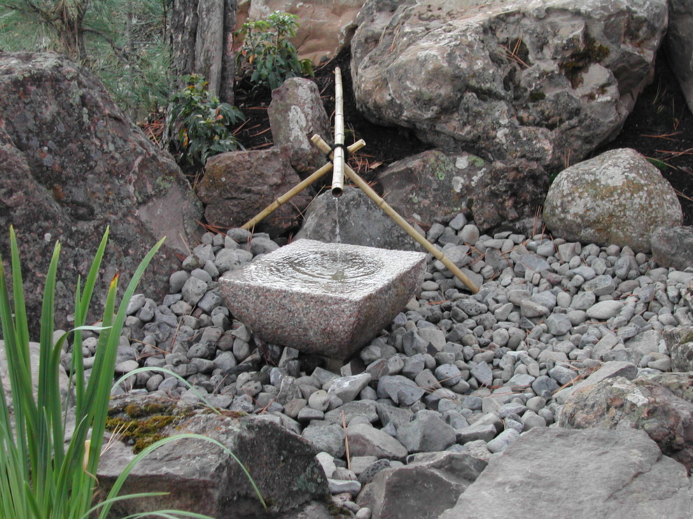 Modelo de jardín de estilo zen grande en patio trasero con fuente