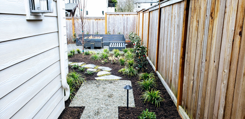 Стильный дизайн: маленький летний засухоустойчивый сад на заднем дворе в стиле модернизм с садовой дорожкой или калиткой, полуденной тенью и покрытием из гравия для на участке и в саду - последний тренд