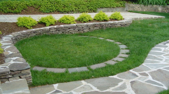 Стильный дизайн: участок и сад среднего размера на заднем дворе в классическом стиле с подпорной стенкой, полуденной тенью и покрытием из каменной брусчатки - последний тренд