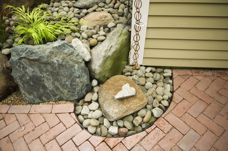 Immagine di un giardino bohémian di medie dimensioni e dietro casa con pavimentazioni in mattoni