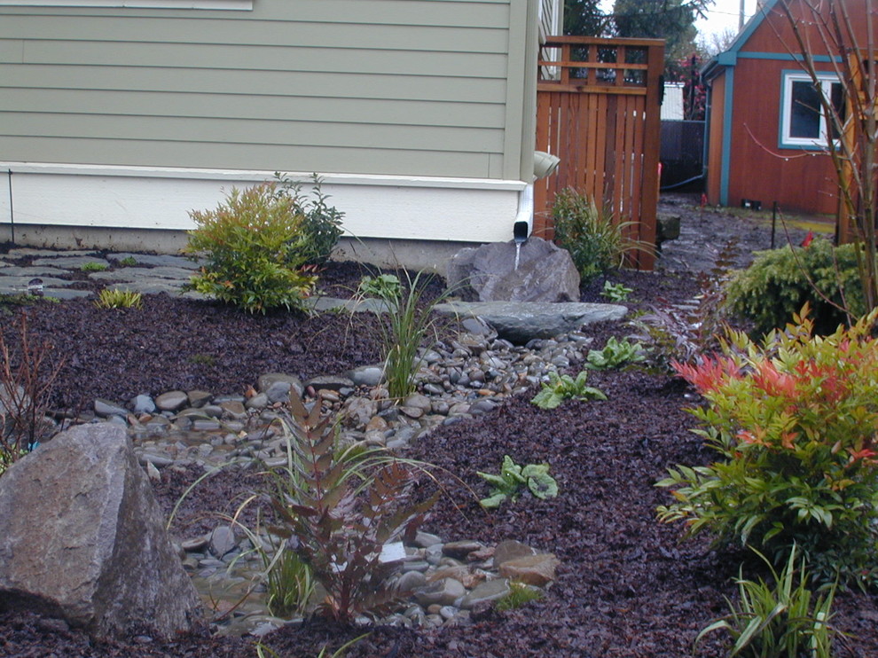 Kleiner, Halbschattiger Stilmix Vorgarten im Herbst mit Wasserspiel und Natursteinplatten in Portland