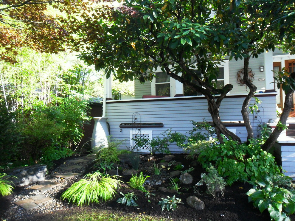 Esempio di un piccolo giardino etnico in ombra davanti casa in estate con un ingresso o sentiero e ghiaia