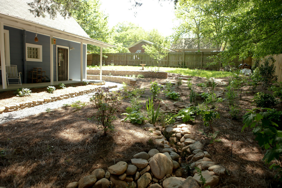 Идея дизайна: летний засухоустойчивый сад на заднем дворе в стиле кантри с полуденной тенью