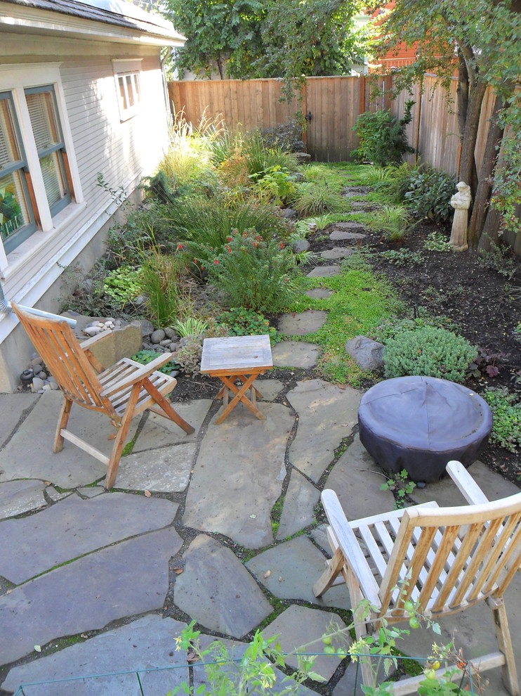 Ispirazione per un piccolo giardino bohémian esposto a mezz'ombra dietro casa in estate con pavimentazioni in pietra naturale