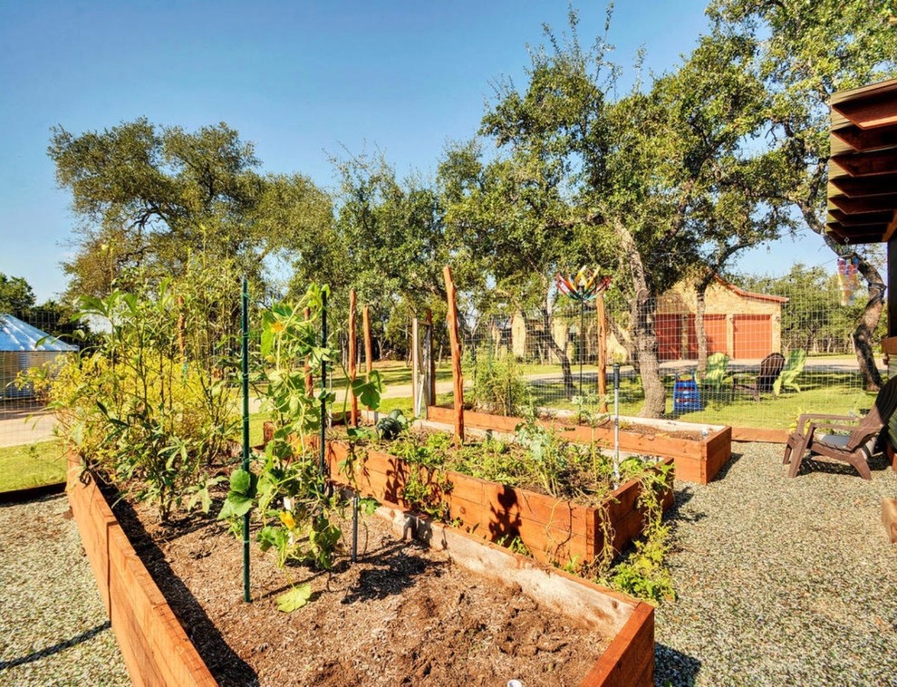 Idéer för mellanstora rustika formella trädgårdar i full sol längs med huset på våren, med en köksträdgård och grus
