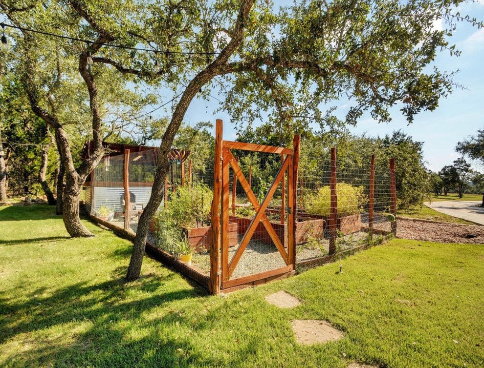 Medium sized rustic side formal full sun garden for spring in Austin with a vegetable patch and gravel.