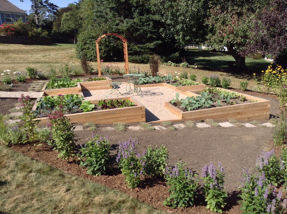 Idee per un orto in giardino tradizionale esposto in pieno sole di medie dimensioni in estate con un pendio, una collina o una riva e ghiaia