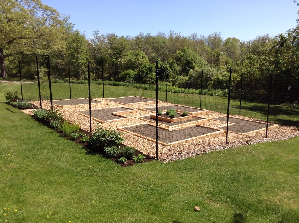 Idéer för att renovera en mellanstor trädgård i delvis sol på sommaren, med en köksträdgård och marktäckning