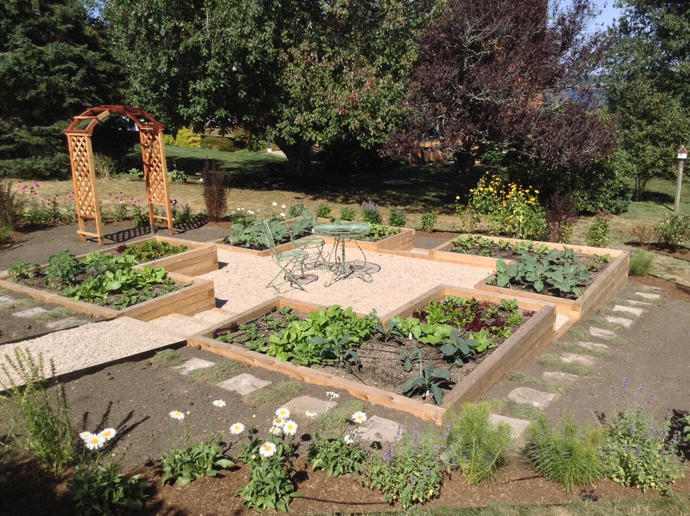 Идея дизайна: солнечный, летний огород на участке среднего размера на склоне в классическом стиле с хорошей освещенностью и покрытием из гравия