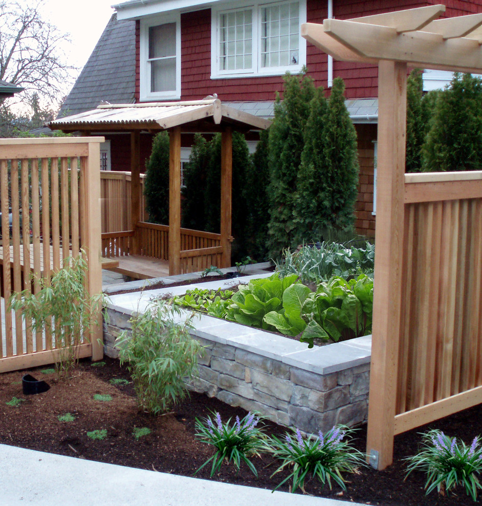 Пример оригинального дизайна: маленький огород на участке на внутреннем дворе в современном стиле с полуденной тенью для на участке и в саду